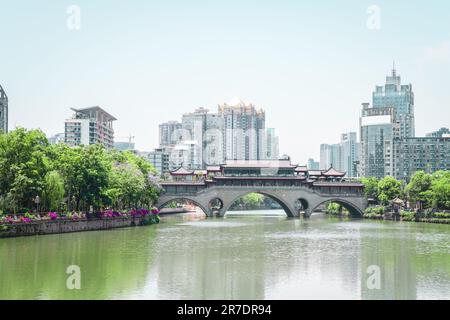 Journée ensoleillée près du pont Lang à Chengdu. Banque D'Images