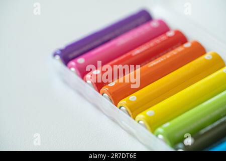 Nouvelle pile AAA colorée dans une boîte en plastique, accumulateur rechargeable, gros plan des piles alcalines Banque D'Images