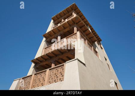 Vue d'une grande repilca à grande échelle du palais Chadra Khauli, structure originale trouvée près de Khiva. Dans la recréée, l'époque de la route de la soie regardant le village à Anh Banque D'Images