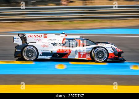 La voiture de course Toyota GR010 n°7, de l'écurie Toyota Gazoo Racing, sur le circuit de la Sarthe pendant les 24 heures du Mans. Banque D'Images