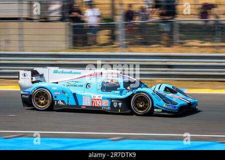La voiture de course 007 Glickenhaus n° 709, de l'écurie Glickenhaus, sur le circuit de la Sarthe pendant les 24 heures du Mans. Banque D'Images