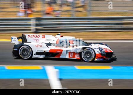 La voiture de course Toyota GR010 n°8, de l'écurie Toyota Gazoo Racing, sur le circuit de la Sarthe pendant les 24 heures du Mans. Banque D'Images