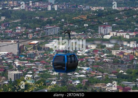 Vue rapprochée d'un taxi vide sur un téléphérique au-dessus de la ville et des montagnes. Téléphérique Argo à Batumi. Transport touristique. Montez jusqu'à la terrasse d'observation. Banque D'Images