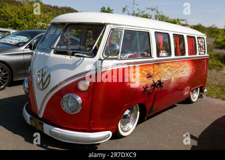 A personnalisé, rouge et blanc, 1965, Volkswagen Type 2, Microbus, Présenté au salon de l'auto 2023, Deal Classic Banque D'Images