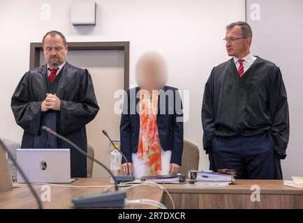 Cologne, Allemagne. 15th juin 2023. La pharmacienne accusée (M) se tient entre ses avocats Morton Douglas (l) et Gerson Trüg (r) au tribunal régional de Cologne. Quatre ans après le décès d'une jeune femme et de son enfant à naître de glucose contaminé, un pharmacien est jugé devant le tribunal régional de Cologne. Credit: Thomas Banneyer/dpa/Alay Live News Banque D'Images