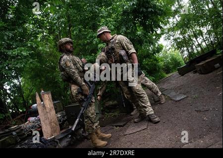 Kiev, Kiev, Ukraine. 15th juin 2023. Les soldats ukrainiens se trouvent dans une ligne d'arbres le long de la ligne de front dans la région de Kharkiv. Chargés de maintenir la ligne, les soldats se retrouvent souvent sous les bombardements ennemis. (Credit image: © Madeleine Kelly/ZUMA Press Wire) USAGE ÉDITORIAL SEULEMENT! Non destiné À un usage commercial ! Banque D'Images