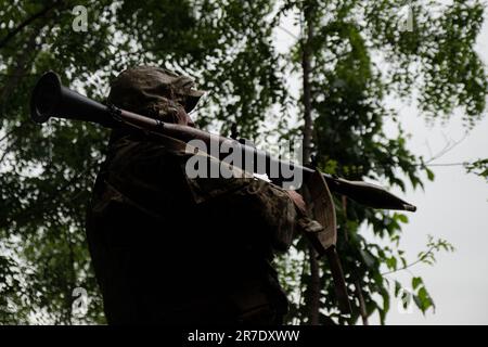 Kiev, Kharkiv, Ukraine. 15th juin 2023. Un soldat ukrainien affiche l'arme RPG de ses unités, souvent utilisée contre les lignes russes non loin. Alors que la contre-offensive se poursuit, les soldats de la région de Kharkiv ont été chargés de maintenir la ligne et d'empêcher les avancées russes. (Credit image: © Madeleine Kelly/ZUMA Press Wire) USAGE ÉDITORIAL SEULEMENT! Non destiné À un usage commercial ! Banque D'Images