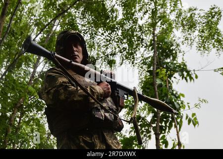 Kiev, Kharkiv, Ukraine. 15th juin 2023. Un soldat ukrainien affiche l'arme RPG de ses unités, souvent utilisée contre les lignes russes non loin. Alors que la contre-offensive se poursuit, les soldats de la région de Kharkiv ont été chargés de maintenir la ligne et d'empêcher les avancées russes. (Credit image: © Madeleine Kelly/ZUMA Press Wire) USAGE ÉDITORIAL SEULEMENT! Non destiné À un usage commercial ! Banque D'Images