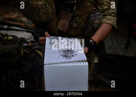 Kiev, Kharkiv, Ukraine. 15th juin 2023. Le soldat ukrainien Ruslan présente ses dessins artistiques représentant la vie dans l'armée ukrainienne pendant la guerre. Avant l'invasion à grande échelle, Ruslan était employé à fabriquer des jouets pour enfants. (Credit image: © Madeleine Kelly/ZUMA Press Wire) USAGE ÉDITORIAL SEULEMENT! Non destiné À un usage commercial ! Banque D'Images