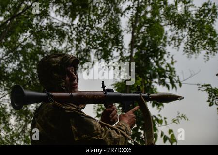 Kiev, Kharkiv, Ukraine. 15th juin 2023. Un soldat ukrainien détient un RPG pointé sur les lignes russes dans la région de Kharkiv. (Credit image: © Madeleine Kelly/ZUMA Press Wire) USAGE ÉDITORIAL SEULEMENT! Non destiné À un usage commercial ! Banque D'Images