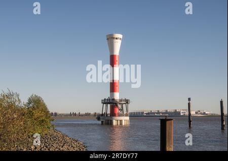Une vue imprenable sur le phare moderne blanc-rouge Unterfeuer Blankenese à Hambourg, dans le nord de l'Allemagne, avec l'Elbe en arrière-plan Banque D'Images