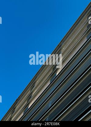 Façade extérieure contemporaine d'un parking à plusieurs étages, vue depuis le sol vers un ciel bleu sans nuages. ROYAUME-UNI Banque D'Images