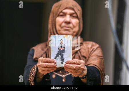 Gaza. Palestine. 15th juin 2023. Une palestinienne de Gaza a révélé l'histoire de donner naissance à des quadriplets à travers des spermatozoïdes clandestins de son mari qui est emprisonné dans les prisons israéliennes depuis 15 ans. Rasmia (33), l'épouse du prisonnier Ahmed Shamali, a déclaré qu'elle avait donné naissance aux quatre bébés par le sperme introduit en contrebande sur 3 mai à l'hôpital Al Maqased de Jérusalem occupée. L'accouchement était risqué et prématuré, et les bébés devaient être placés dans le nouveau-né. Banque D'Images