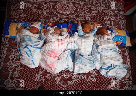 Gaza. Palestine. 15th juin 2023. Une palestinienne de Gaza a révélé l'histoire de donner naissance à des quadriplets à travers des spermatozoïdes clandestins de son mari qui est emprisonné dans les prisons israéliennes depuis 15 ans. Rasmia (33), l'épouse du prisonnier Ahmed Shamali, a déclaré qu'elle avait donné naissance aux quatre bébés par le sperme introduit en contrebande sur 3 mai à l'hôpital Al Maqased de Jérusalem occupée. L'accouchement était risqué et prématuré, et les bébés devaient être placés dans le nouveau-né. Banque D'Images