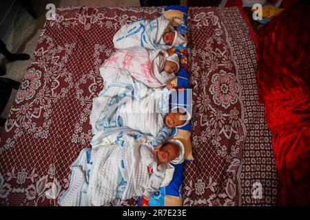 Gaza. Palestine. 15th juin 2023. Une palestinienne de Gaza a révélé l'histoire de donner naissance à des quadriplets à travers des spermatozoïdes clandestins de son mari qui est emprisonné dans les prisons israéliennes depuis 15 ans. Rasmia (33), l'épouse du prisonnier Ahmed Shamali, a déclaré qu'elle avait donné naissance aux quatre bébés par le sperme introduit en contrebande sur 3 mai à l'hôpital Al Maqased de Jérusalem occupée. L'accouchement était risqué et prématuré, et les bébés devaient être placés dans le nouveau-né. Banque D'Images