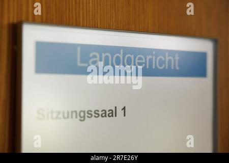 Bielefeld, Allemagne. 15th juin 2023. Un panneau sur la porte indique la salle d'audience 1 du tribunal régional de Bielefeld. Là-bas, le procès d'un présumé meurtre de poison commence. Les deux défendeurs auraient eu une relation extraconjugale. Ensemble, la femme de Bielefeld (50 ans) et son petit ami de Hambourg (45 ans) auraient mis en œuvre le plan visant à tuer le mari avec un poison sur 30 avril 2022. Selon l'acte d'accusation, la femme a placé un mélange toxique dans un verre d'eau à côté du lit de l'homme. Credit: Friso Gentsch/dpa/Alay Live News Banque D'Images