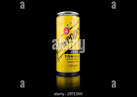 Erevan, Arménie, 8 juin 2023: Schweppes Tonic eau dans une boîte d'aluminium sur noir. Banque D'Images