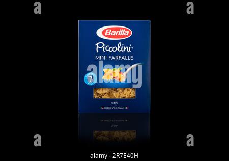 Erevan, Arménie, 10 juin 2023 : pâtes italiennes à la barilla Farfalle dans une boîte sur table noire. Barilla est une entreprise alimentaire italienne Banque D'Images