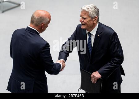 Berlin, Allemagne. 15th juin 2023. Joachim Gauck (r), ancien président allemand, et Kai Wegner (CDU), maire de Berlin, se sont mis à serrer la main lors de la commémoration du soulèvement populaire de 1953 lors de la session plénière de la Chambre des représentants de Berlin. Credit: Fabian Sommer/dpa/Alay Live News Banque D'Images