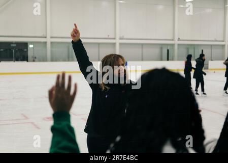 14 juin 2023. Le centre de patinage sur glace Lee Valley est lancé par Robin cousins lors d'un événement qui a vu les équipes locales et les écoles participer. Banque D'Images