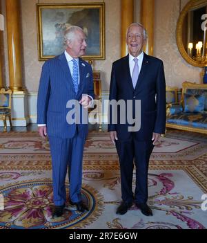 Le roi Charles III reçoit le président du Portugal, Marcelo Rebelo de Sousa, lors d'une audience marquant le 650th anniversaire de l'Alliance anglo-portugaise, à Buckingham Palace, Londres. Date de la photo: Jeudi 15 juin 2023. Banque D'Images