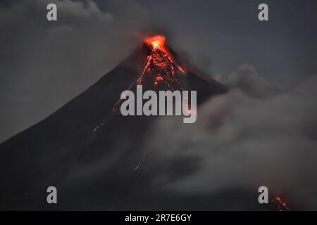 Cratère émergeant de Mayon, coulis de lave et fumée de volcan, Legazpi, Albay, Bicol, catastrophe naturelle aux Philippines, Éruption volcanique explosive philippine Banque D'Images