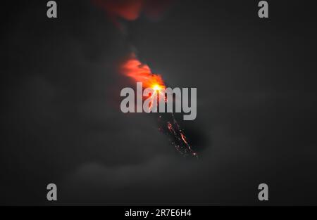 Cratère émergeant de Mayon, coulis de lave et fumée de volcan, Legazpi, Albay, Bicol, catastrophe naturelle aux Philippines, Éruption volcanique explosive philippine Banque D'Images