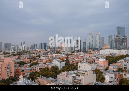 Une vue aérienne d'une ville de tel Aviv moderne et développée en Israël, avec un horizon spectaculaire d'innombrables bâtiments imposants. Banque D'Images