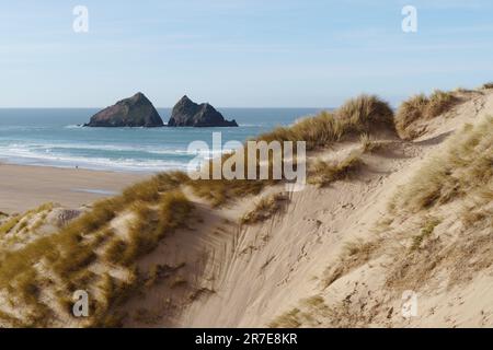 Vue panoramique sur la côte sauvage de la baie de Holywell à Cornwall, au Royaume-Uni, au cours du mois de février Banque D'Images