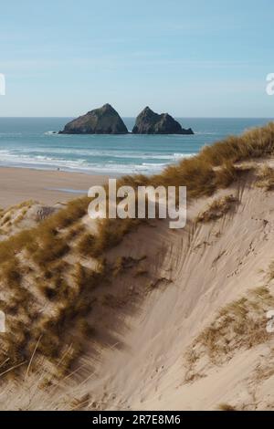 Vue panoramique sur la côte sauvage de la baie de Holywell à Cornwall, au Royaume-Uni, au cours du mois de février Banque D'Images