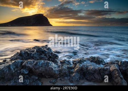 Aube à la plage Playa de la Tejita, Tenerife, Espagne Banque D'Images