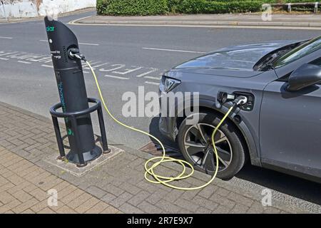 Charge de voiture hybride électrique Cupra Formentor au bord de la route Banque D'Images