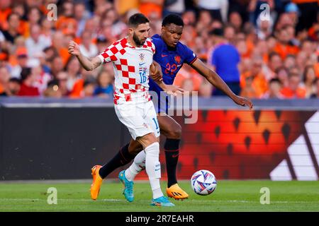 14-06-2023: Sport: Nederland contre Kroatie ROTTERDAM, PAYS-BAS - JUIN 14: Nediljko Labrovic (Croatie) et Denzel Dumfries (pays-Bas) pendant le tapis Banque D'Images