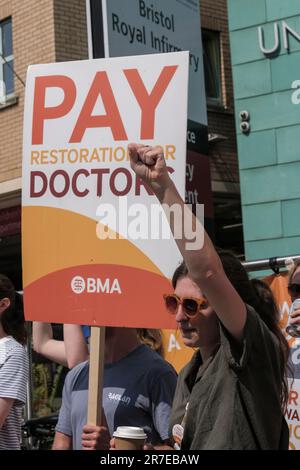 Bristol, Royaume-Uni. 15th juin 2023. Deuxième jour de la grève des médecins juniors de 72 heures dans leur conflit de rémunération en cours. Appuyée par la BMA et la HCSA, la demande de rémunération vise à rétablir le revenu perdu par des années d'augmentation de salaire inférieure à l'inflation. La photo montre des médecins à l'extérieur de l'infirmerie royale de Bristol. Crédit : JMF News/Alay Live News Banque D'Images