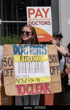 Bristol, Royaume-Uni. 15th juin 2023. Deuxième jour de la grève des médecins juniors de 72 heures dans leur conflit de rémunération en cours. Appuyée par la BMA et la HCSA, la demande de rémunération vise à rétablir le revenu perdu par des années d'augmentation de salaire inférieure à l'inflation. La photo montre des médecins à l'extérieur de l'infirmerie royale de Bristol. Crédit : JMF News/Alay Live News Banque D'Images