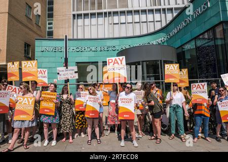 Bristol, Royaume-Uni. 15th juin 2023. Deuxième jour de la grève des médecins juniors de 72 heures dans leur conflit de rémunération en cours. Appuyée par la BMA et la HCSA, la demande de rémunération vise à rétablir le revenu perdu par des années d'augmentation de salaire inférieure à l'inflation. La photo montre des médecins à l'extérieur de l'infirmerie royale de Bristol. Crédit : JMF News/Alay Live News Banque D'Images