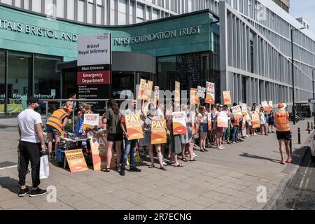 Bristol, Royaume-Uni. 15th juin 2023. Deuxième jour de la grève des médecins juniors de 72 heures dans leur conflit de rémunération en cours. Appuyée par la BMA et la HCSA, la demande de rémunération vise à rétablir le revenu perdu par des années d'augmentation de salaire inférieure à l'inflation. La photo montre des médecins à l'extérieur de l'infirmerie royale de Bristol. Crédit : JMF News/Alay Live News Banque D'Images