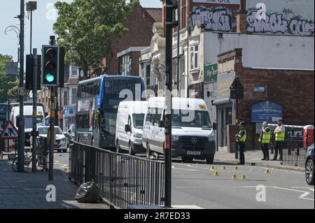 High Street, Kings Heath, Birmingham 15th juin 2023 - Une femme et un enfant ont été grièvement blessés à la suite d'une collision sur la route à Kings Heath, Birmingham ce matin. Le Service de l'ambulance des West Midlands a été appelé à la rue High au 8,51am. La première ambulance est arrivée sur place en 9 minutes, suivie d'une deuxième ambulance, de deux officiers paramédicaux, d'un médecin DE BASE et de l'ambulance aérienne Midlands de Cosford. Un porte-parole du Service d'ambulance des Midlands de l'Ouest a déclaré: «À l'arrivée, les équipages ont découvert deux piétons et un véhicule a été impliqué dans une collision. «Équipages d'ambulance immédiatement b Banque D'Images