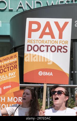 Bristol, Royaume-Uni. 15th juin 2023. Deuxième jour de la grève des médecins juniors de 72 heures dans leur conflit de rémunération en cours. Appuyée par la BMA et la HCSA, la demande de rémunération vise à rétablir le revenu perdu par des années d'augmentation de salaire inférieure à l'inflation. La photo montre des médecins à l'extérieur de l'infirmerie royale de Bristol. Crédit : JMF News/Alay Live News Banque D'Images