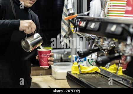 Le thème de la préparation du café dans un coffee eshop Banque D'Images