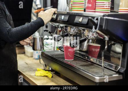 Le thème de la préparation du café dans un coffee eshop Banque D'Images