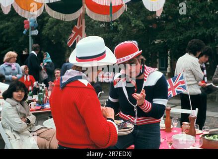 Reine Elizabeth II célébration du Jubilé d'argent 1977. Fête de rue Jubilé d'argent, deux femmes portant rouge, blanc et bleu chat ensemble. Hampstead, nord de Londres, Angleterre vers juin 1977. Banque D'Images