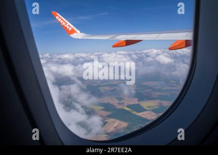 À bord d'un avion Easyjet en vol. Vue sur l'aile et la campagne Banque D'Images