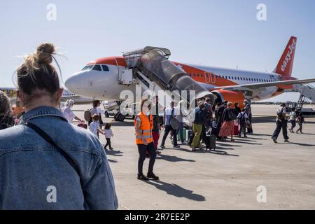 Italie, région d'Apulia : passagers sur le tarmac à bord d'un avion Easyjet à l'aéroport de Bari Palese Macchie (aéroport de Karol Wojtyla) Banque D'Images