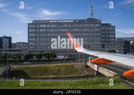 À bord d'un avion Easyjet à l'aéroport Roissy Charles-de-Gaulle en arrière-plan, le siège d'Air France-KLM à Roissy-en-France (zone Paris) Banque D'Images