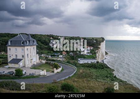 Ault (nord de la France) : falaises de craie et maisons au Bois de Cise Banque D'Images