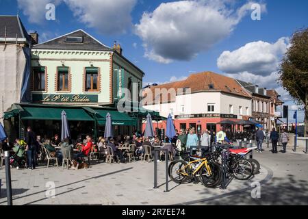 Le Crotoy, dans la baie de somme (nord de la France) : terrasse du café sur la place Jeanne d’Arc Banque D'Images