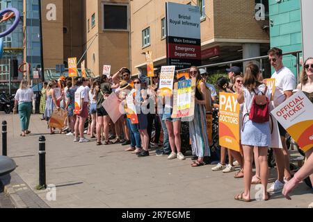 Bristol, Royaume-Uni. 15th juin 2023. Deuxième jour de la grève des médecins juniors de 72 heures dans leur conflit de rémunération en cours. Appuyée par la BMA et la HCSA, la demande de rémunération vise à rétablir le revenu perdu par des années d'augmentation de salaire inférieure à l'inflation. La photo montre des médecins à l'extérieur de l'infirmerie royale de Bristol. Crédit : JMF News/Alay Live News Banque D'Images