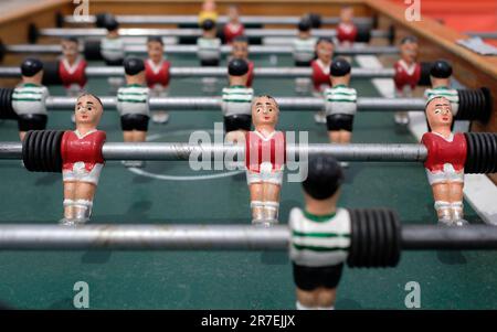 Figurines sur une table de baby-foot vintage Banque D'Images