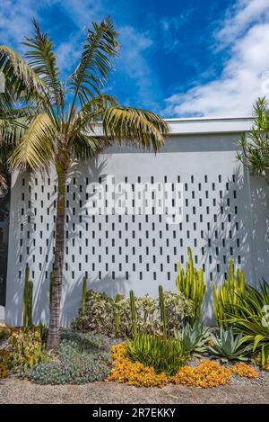 Un mur de blocs de brise fait partie d'une maison moderne du milieu du siècle conçue par Harry Seidler en 1958 à Douvres Heights, Sydney Banque D'Images